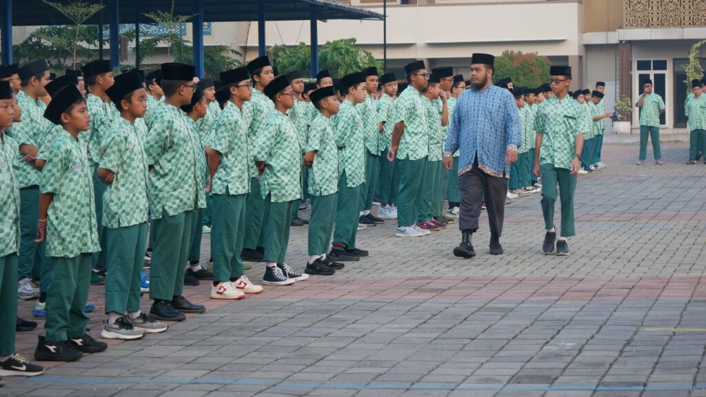 al-‘alaq-&-al-isra:-panduan-hidup-santri-dalam-menuntut-ilmu-dan-berdakwah